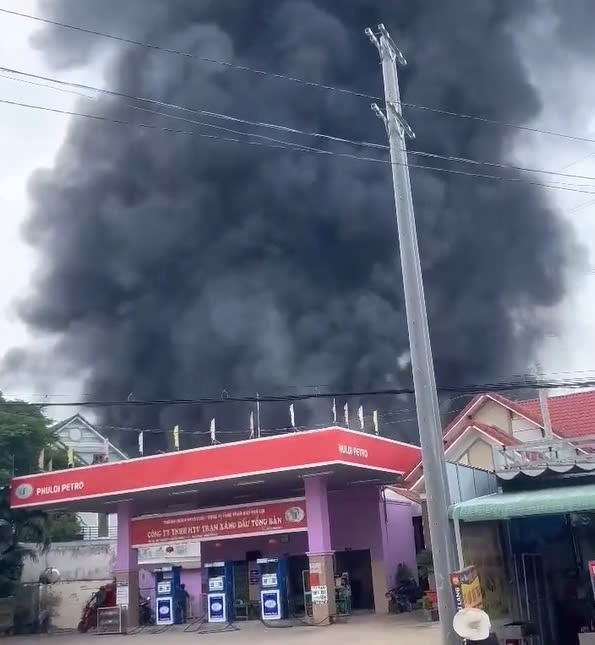 The fire broke out near the gas station. Photo cut from clip provided by readers