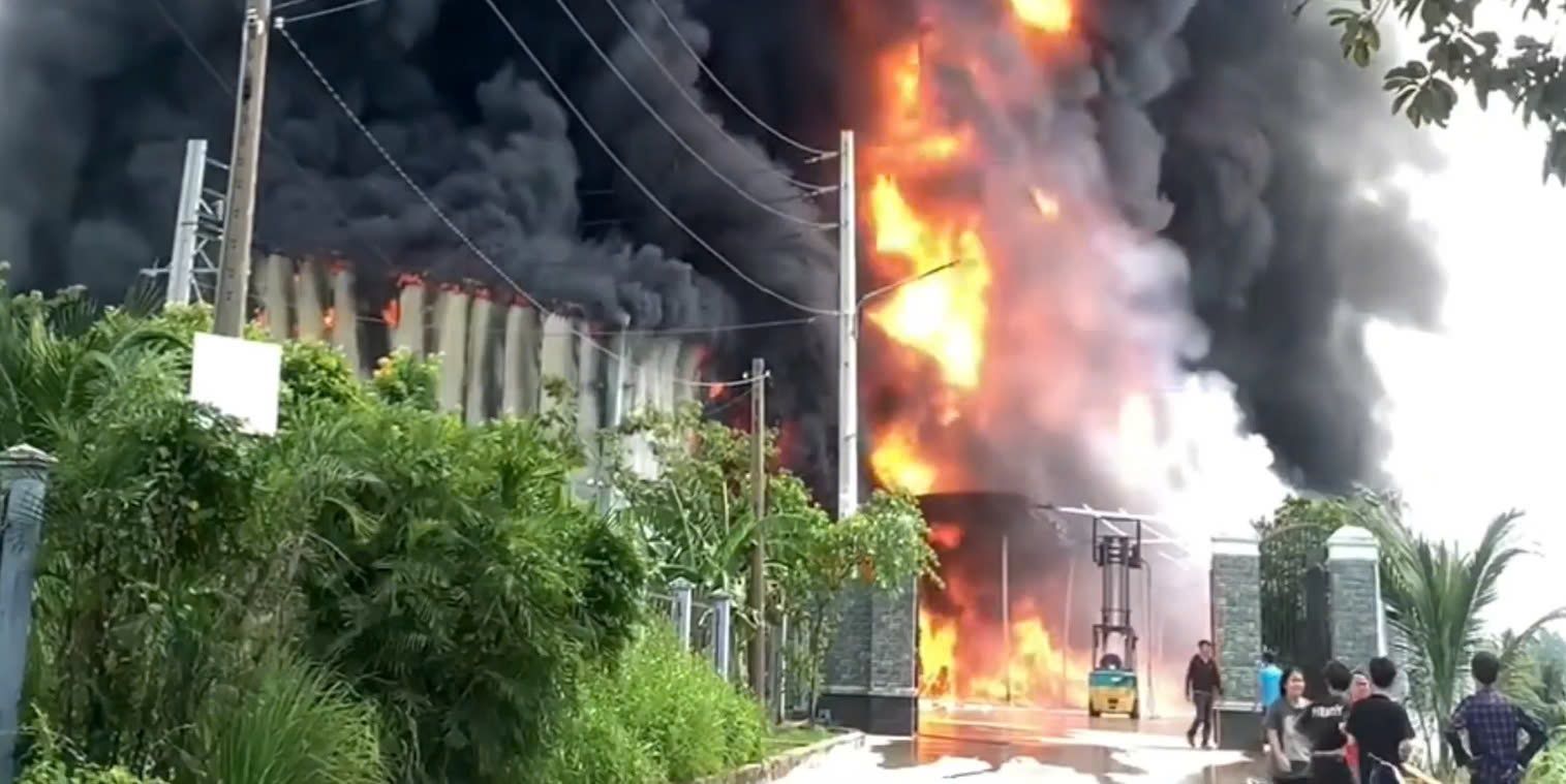 Factory fire in Binh Duong. Photo cut from clip provided by readers