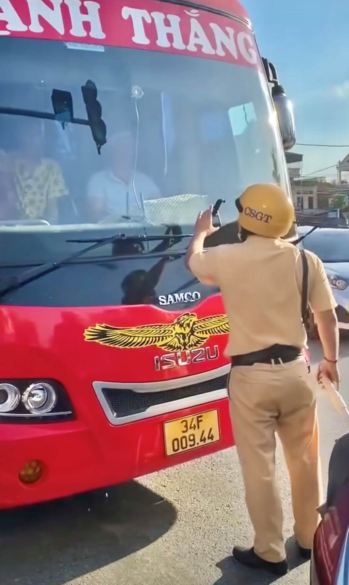 Lái xe ô tô khách không chấp hành hiệu lệnh của người kiểm soát giao thông. Ảnh: Công an tỉnh Hải Dương