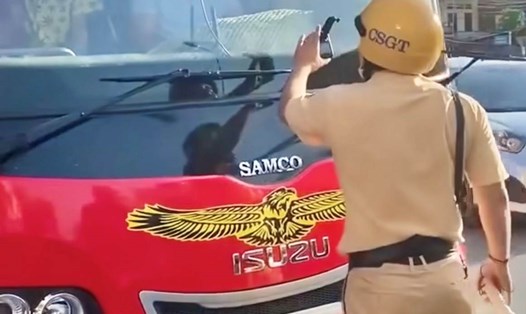 Lái xe ô tô khách không chấp hành hiệu lệnh của người kiểm soát giao thông. Ảnh: Công an tỉnh Hải Dương