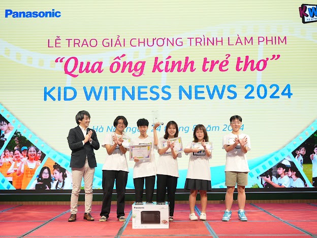 Ban tổ chức trao giải Nhất cho các học sinh nhóm độ tuổi 13-18 tuổi với những bộ phim xuất sắc. Ảnh: Ái Vân