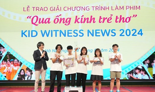 Ban tổ chức trao giải Nhất cho các học sinh nhóm độ tuổi 13-18 tuổi với những bộ phim xuất sắc. Ảnh: Ái Vân