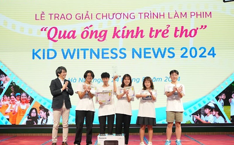 Ban tổ chức trao giải Nhất cho các học sinh nhóm độ tuổi 13-18 tuổi với những bộ phim xuất sắc. Ảnh: Ái Vân