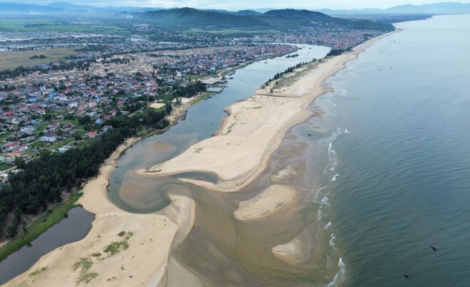 24-hour life: The siltation of the river mouth makes it difficult for thousands of boats in Quang Binh to park. Photo: Cong Sang