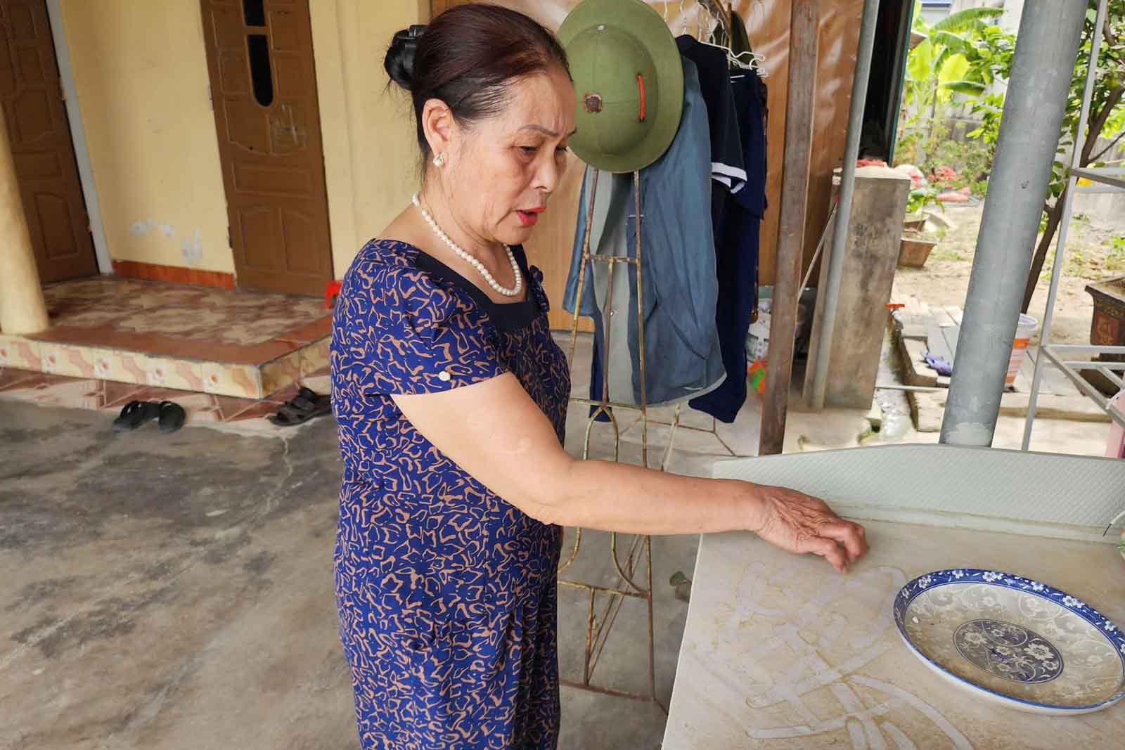 Bụi bay vào bám đầy trong nhà dân. Ảnh: Trần Tuấn.