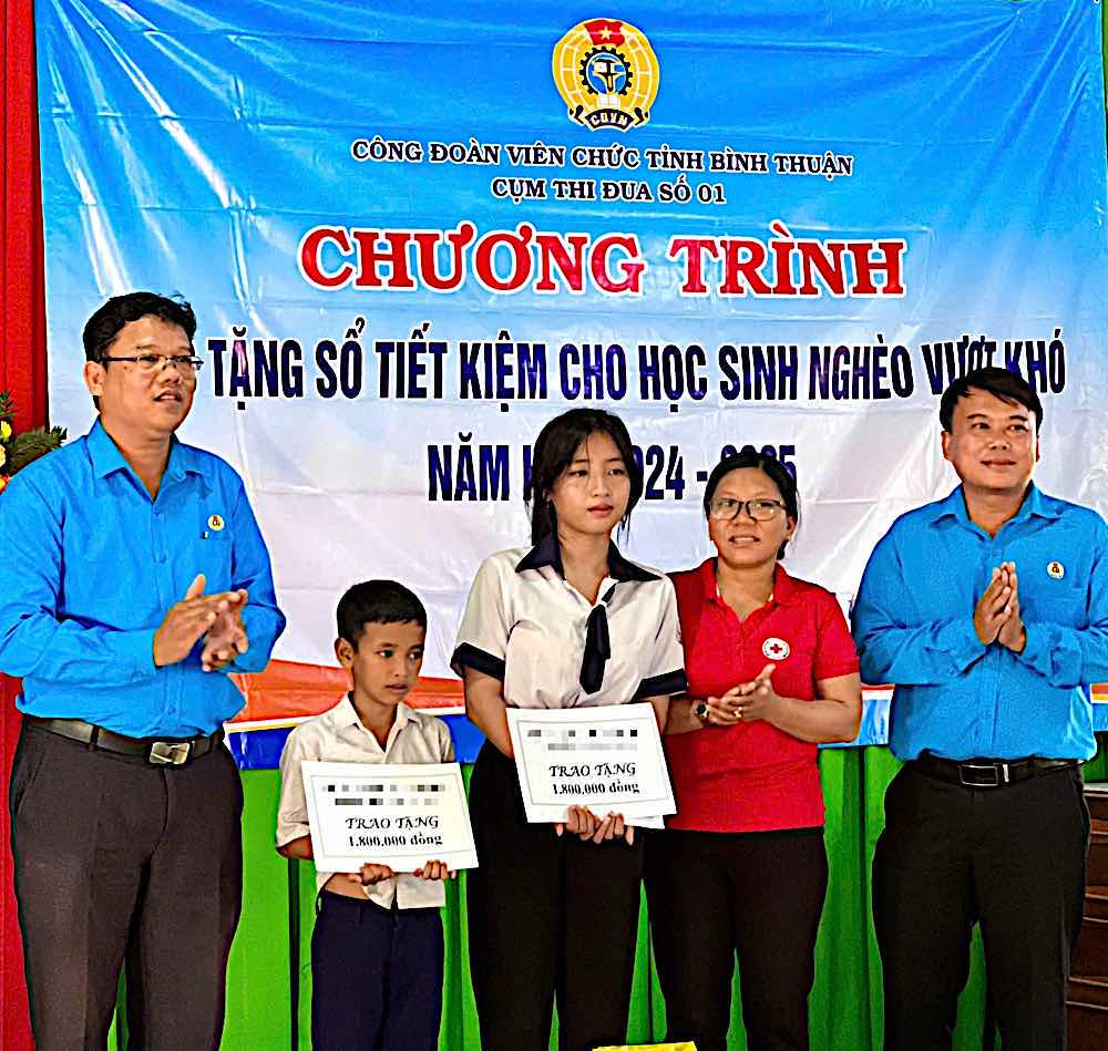 Ngoài học bổng, 2 em học sinh nghèo còn nhận các phần quà từ các mạnh thường quân. Ảnh: Phạm Duy 