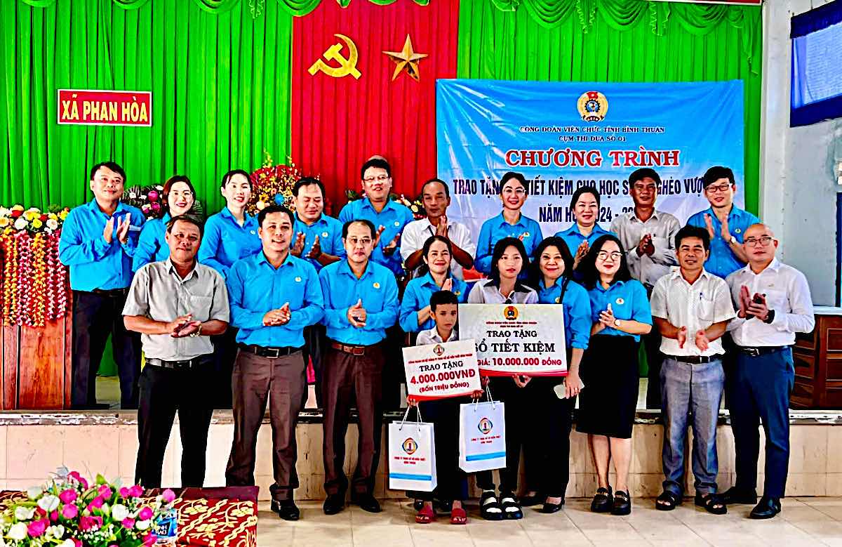 Emulation Cluster I of Binh Thuan Public Employees' Union awarded scholarships to 2 poor students who are studious. Photo: Pham Duy