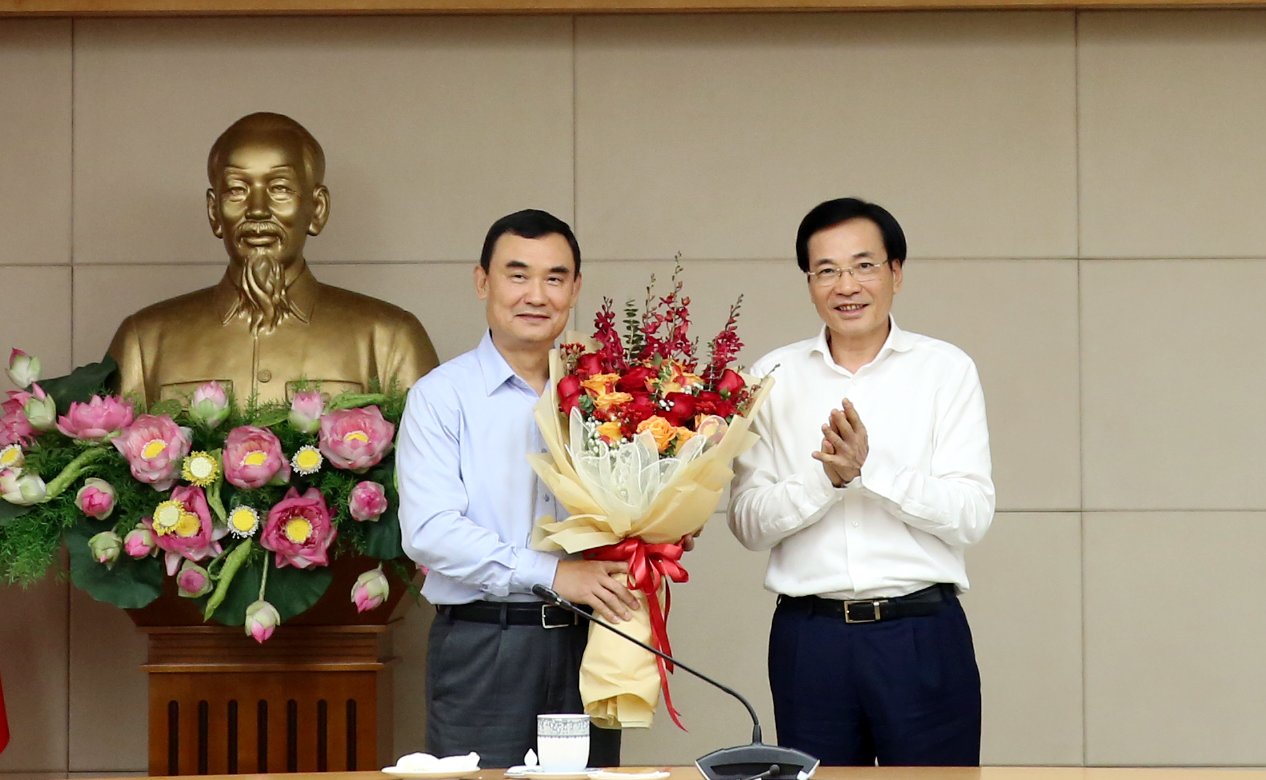 Minister, Chairman of the Government Office Tran Van Son presented the Decision and gave flowers to congratulate former Deputy Chairman Nguyen Xuan Thanh for successfully completing the task. Photo: Gia Huy  