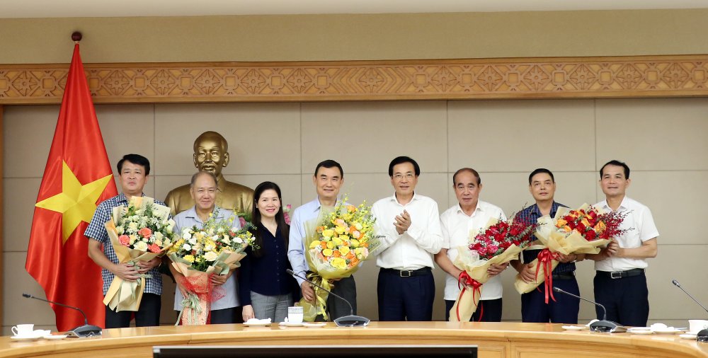 Đại diện Ban chấp hành Đảng ủy, lãnh đạo Văn phòng Chính phủ tặng hoa chúc mừng các cá nhân nghỉ hưu theo chế độ. Ảnh: Gia Huy
