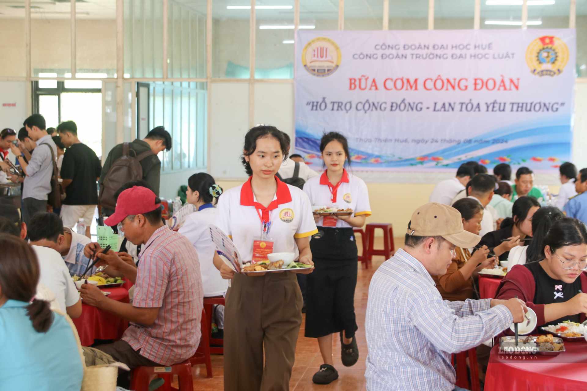Hàng trăm tân sinh viên, phụ huynh cùng dùng "Bữa cơm Công đoàn". Ảnh: Phúc Đạt.