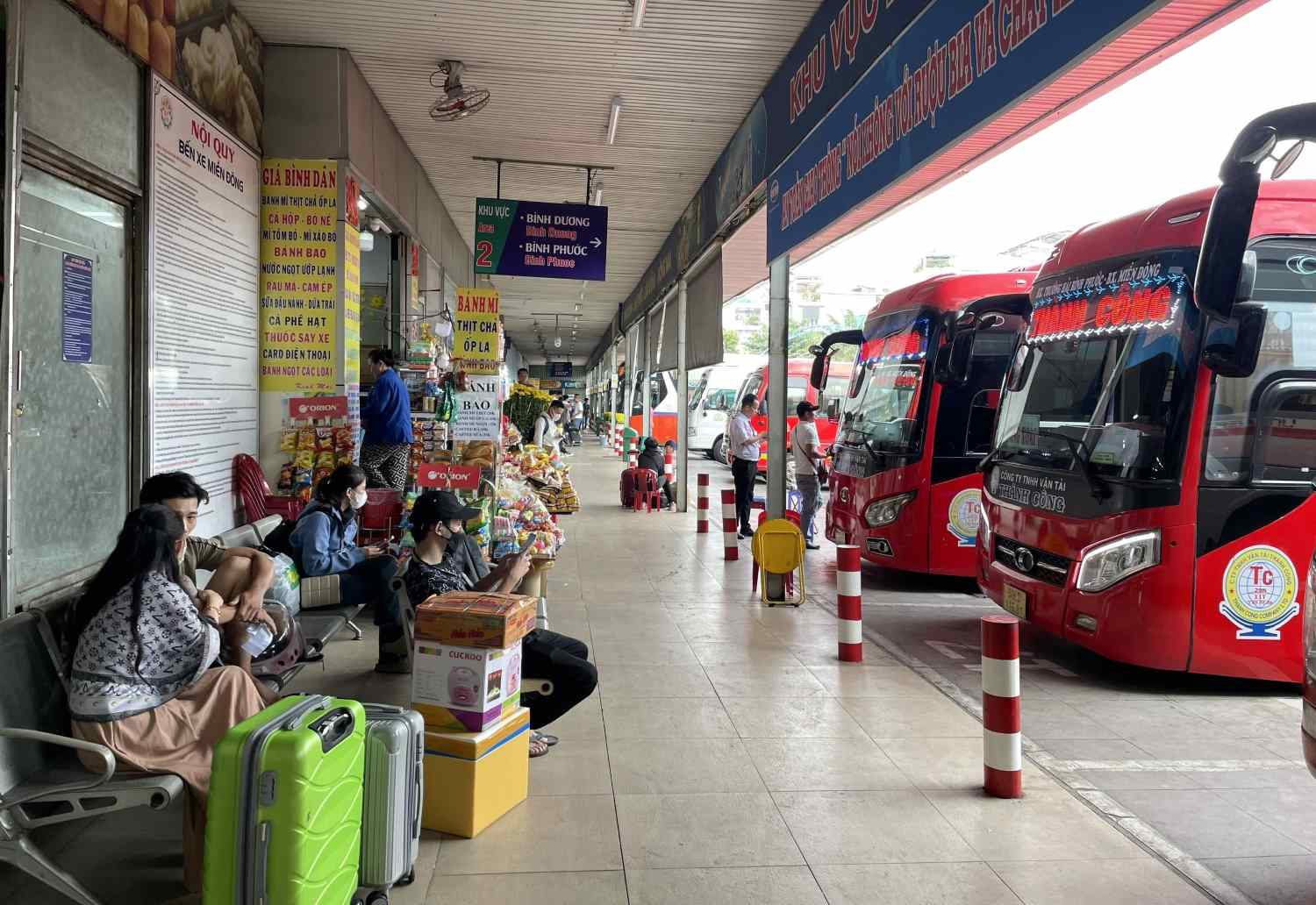 Passengers wait to board the bus at the old Mien Dong bus station (Binh Thanh district). Photo: Minh Quan