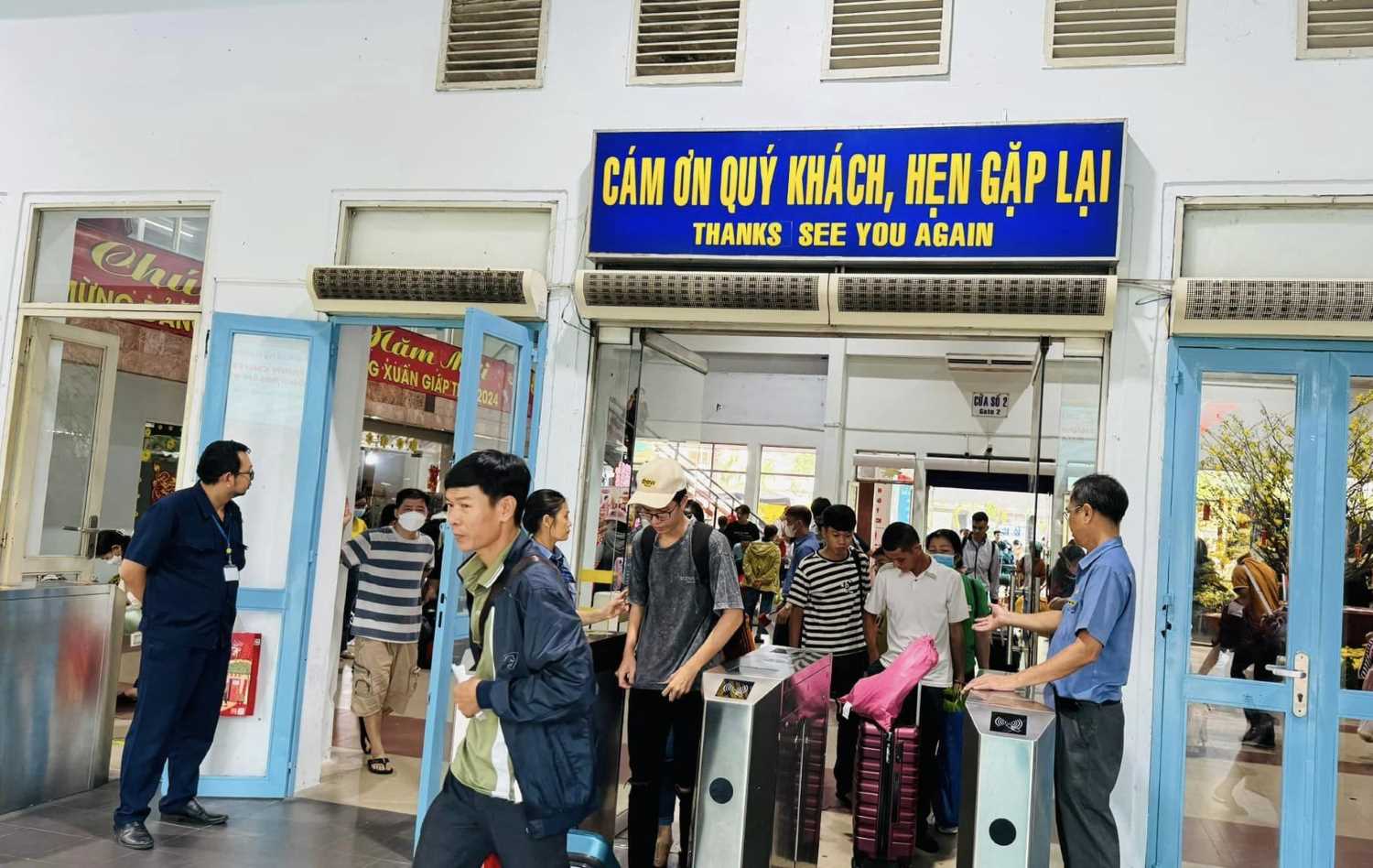 Passengers take the train at Saigon station. Photo: Minh Quan