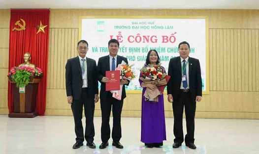 Ông Huỳnh Văn Chương, Cục trưởng Cục quản lý chất lượng, Bộ Giáo dục và Đào tạo (thứ 2 từ bên trái sang) là một trong 11 cá nhân đề nghị tặng danh hiệu Chiến sĩ thi đua toàn quốc. Ảnh: Cục quản lý chất lượng