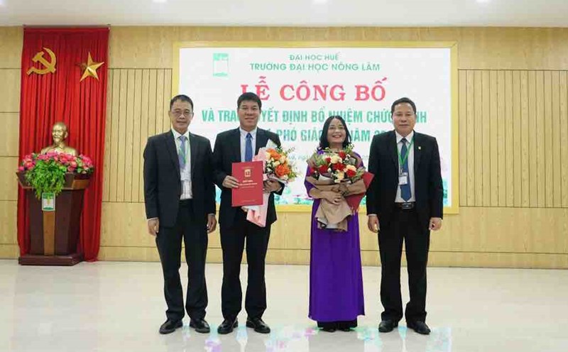 Ông Huỳnh Văn Chương, Cục trưởng Cục quản lý chất lượng, Bộ Giáo dục và Đào tạo (thứ 2 từ bên trái sang) là một trong 11 cá nhân đề nghị tặng danh hiệu Chiến sĩ thi đua toàn quốc. Ảnh: Cục quản lý chất lượng