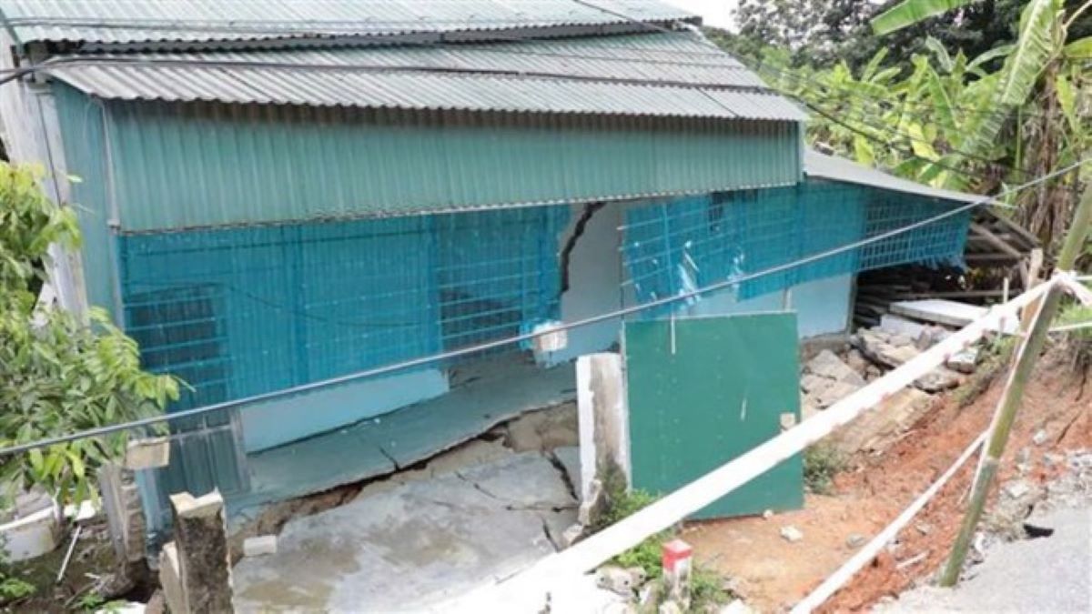 Landslides and subsidence caused a house to be cracked and severely damaged. Photo: Minh Hoang