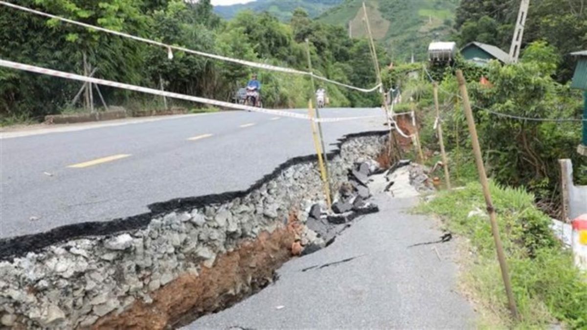 Serious landslides and road surface cracks on National Highway 15C (Pu Nhi commune, Muong Lat district, Thanh Hoa). Photo: Minh Hoang