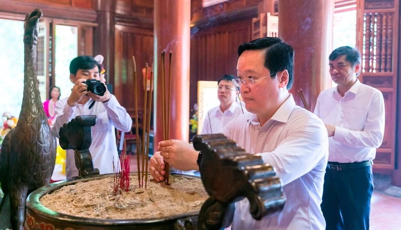 Lãnh đạo tỉnh Nghệ An dâng hương tưởng niệm Chủ tịch Hồ Chí Minh. Ảnh: Anh Tuấn