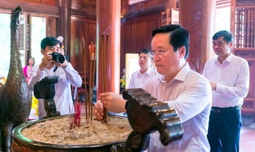 Lãnh đạo tỉnh Nghệ An dâng hương tưởng niệm Chủ tịch Hồ Chí Minh. Ảnh: Anh Tuấn