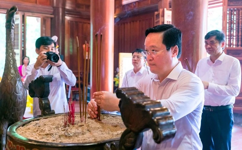 Lãnh đạo tỉnh Nghệ An dâng hương tưởng niệm Chủ tịch Hồ Chí Minh. Ảnh: Anh Tuấn