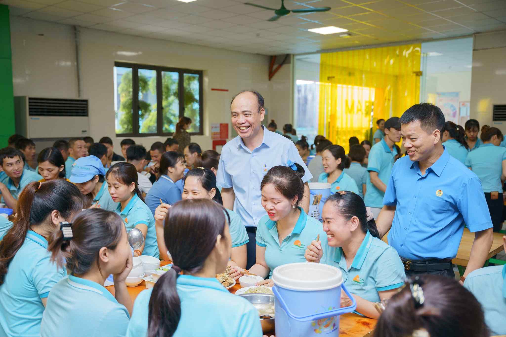 Ông Phạm Tuấn Anh, Tổng Giám đốc Công ty Cổ phần Tiên Hưng và ông Đỗ Văn Thuần, Chủ tịch Công đoàn cơ sở chung vui với các công nhân tại "Bữa cơm Công đoàn". Ảnh: Hà Anh