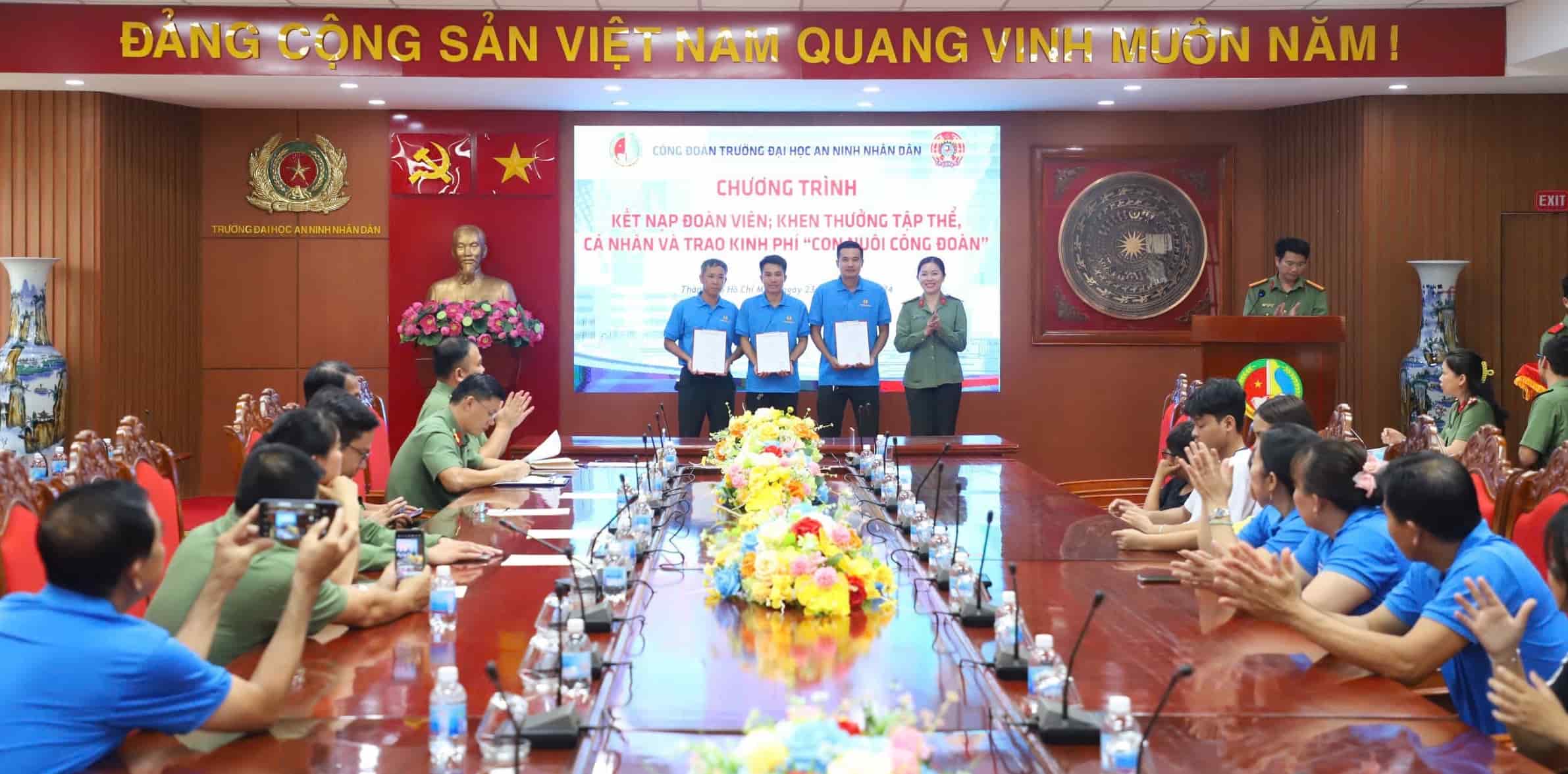 Major Hoang Ngoc Thuy, Chairman of the Truong Trade Union, handed over the decision to admit union members to the workers