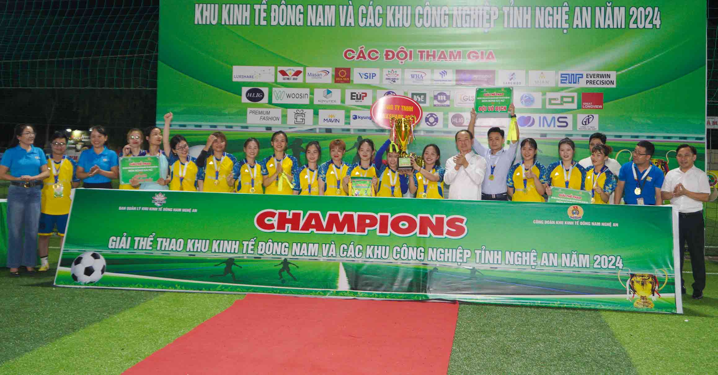 The Organizing Committee awarded the first prize in women's soccer to Luxshare-ICT Nghe An Company Limited. Photo: Duy Chuong.