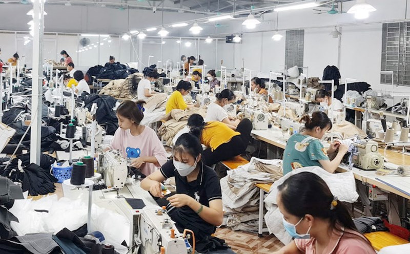 Lương cơ bản, trợ cấp của công nhân được tăng thêm khi lương tối thiểu vùng tăng. Ảnh: Mạnh Cường.