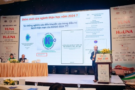 GS. Võ Tam - Phó Chủ tịch Hội VUNA - trình bày về những cập nhật trong điều trị bệnh thận mạn. Ảnh: BTC