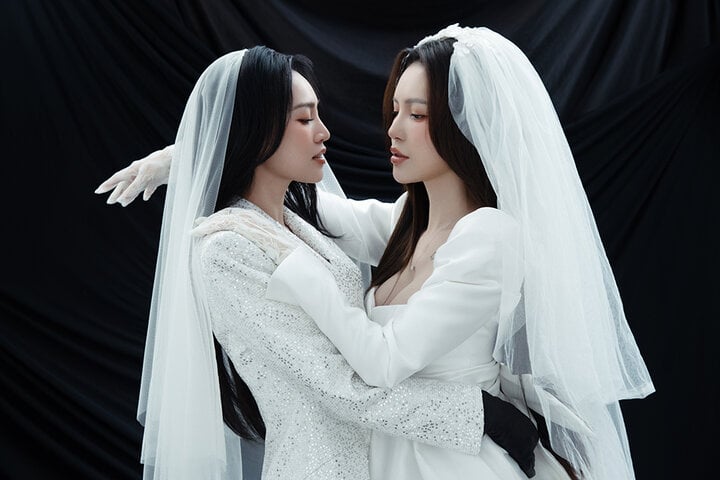 Lan Ngoc and Lucie Nguyen have a special set of photos wearing wedding dresses. Photo: Character Facebook