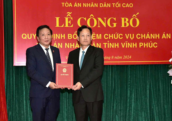 Tân Chánh án TAND tỉnh Vĩnh Phúc - Lưu Tuấn Dũng (trái) nhận quyết định bổ nhiệm. Ảnh: N.Anh
