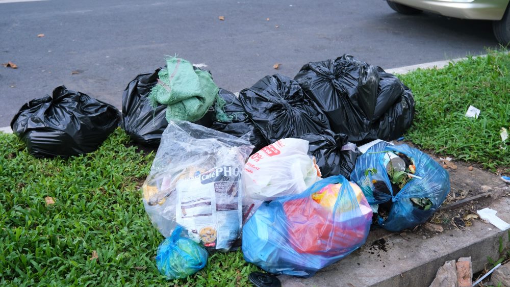 Rác thải nằm ngổn ngang giữa trung tâm TP Cần Thơ