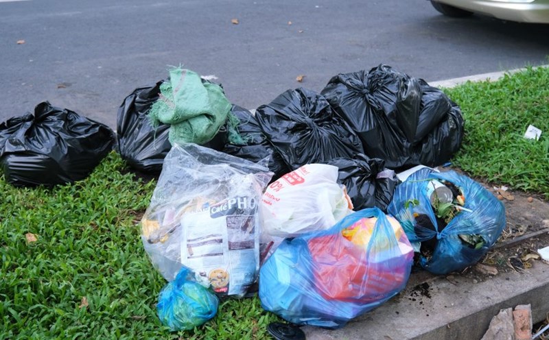 Rác thải nằm ngổn ngang giữa trung tâm TP Cần Thơ