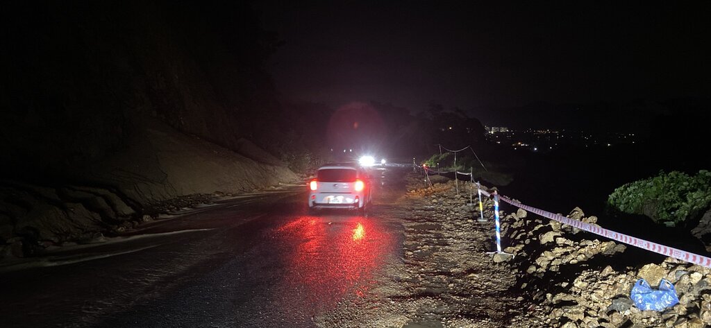 Giao thông trên Quốc lộ 6 đoạn qua dốc Cun đã trở lại bình thường sau nhiều giờ bị tê liệt do sạt lở. Ảnh: Minh Nguyễn