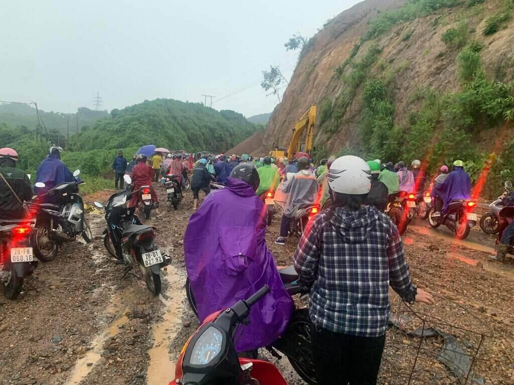 Previously, Cun slope collapsed, causing traffic jams on National Highway 6. Photo: Provided by people