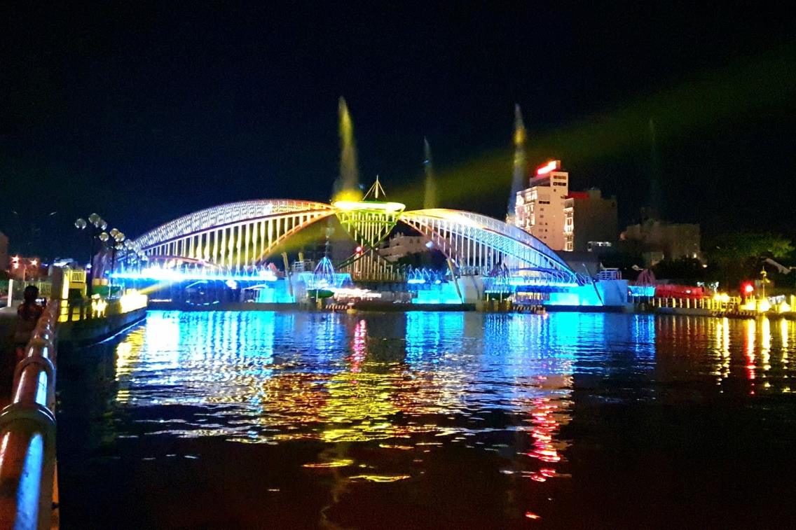 The landscape bridge arch combines artistic lighting performances and water music. Photo: Ta Quang