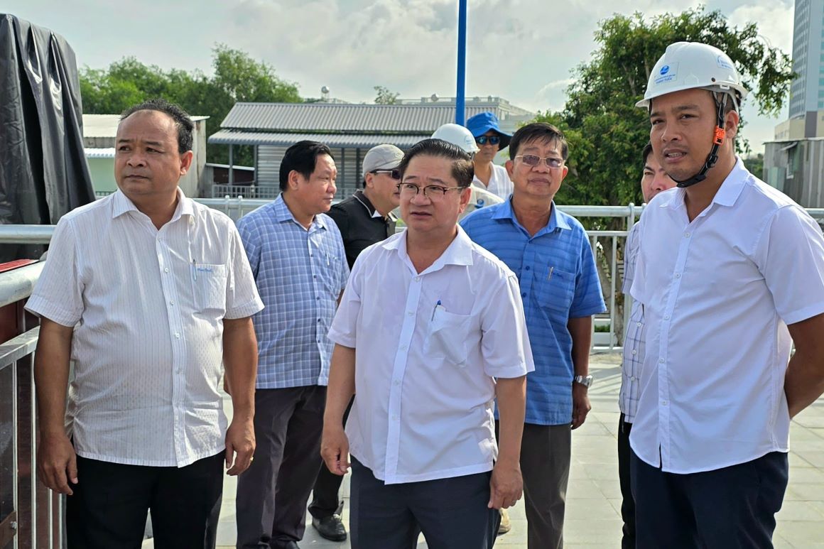 Chairman of Can Tho City People's Committee Tran Viet Truong inspected the Cai Khe boat. Photo: Anh Khoa