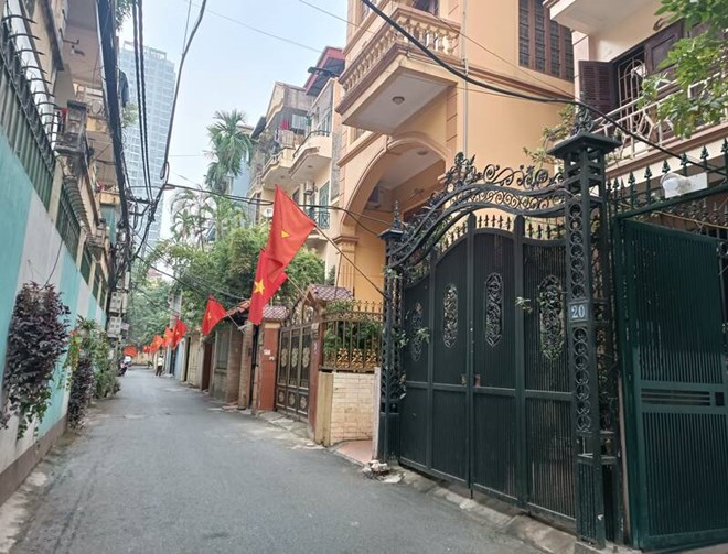 Nhiều căn nhà trong ngõ không sổ đỏ ở Hà Nội đang được chủ sở hữu rao bán. Ảnh: Thu Giang