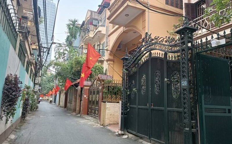 Nhiều căn nhà trong ngõ không sổ đỏ ở Hà Nội đang được chủ sở hữu rao bán. Ảnh: Thu Giang