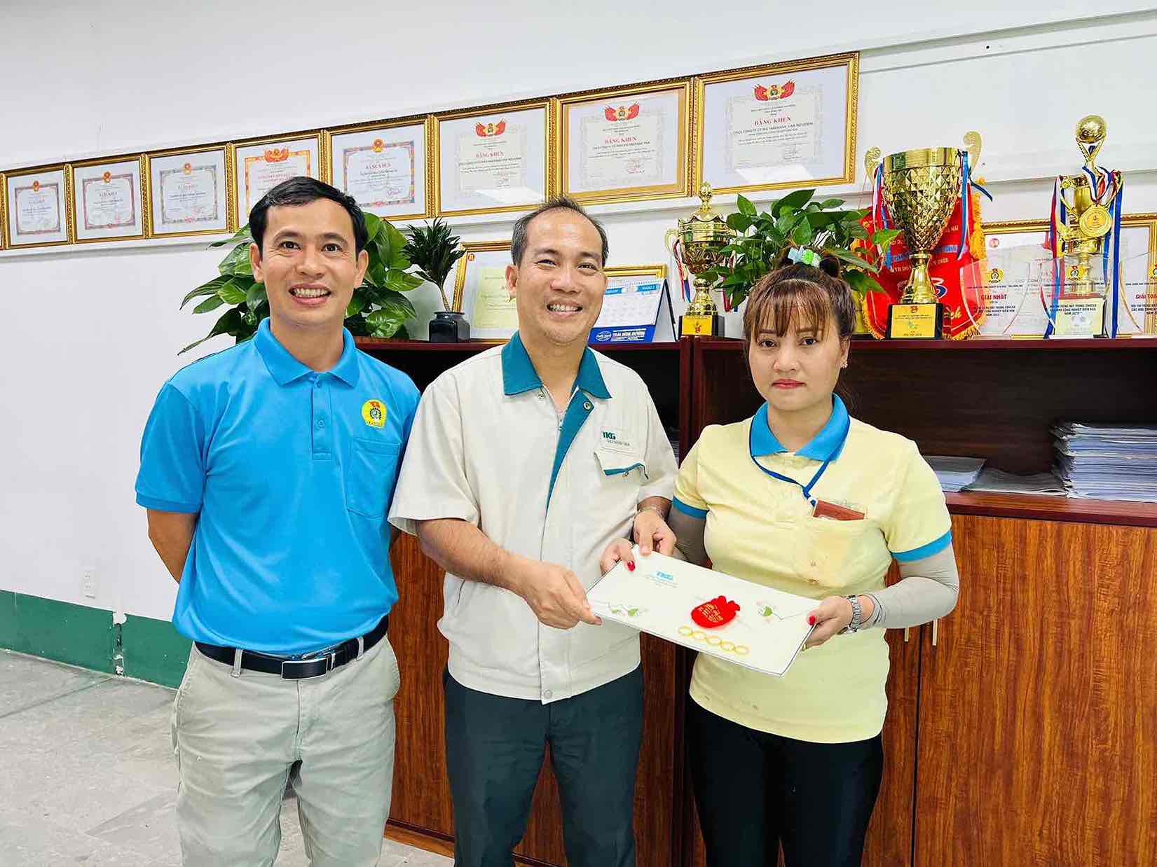 TKG TaeKwang Vina Company awarded a special prize of 5 gold taels 9999 to the lucky worker. Photo: Ha Anh Chien