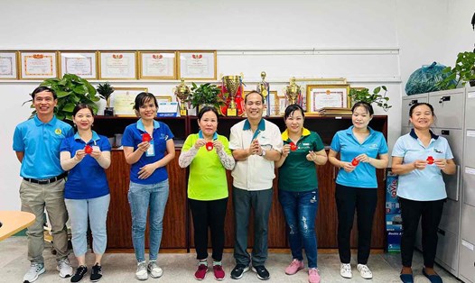 Công ty Cổ phần TKG Taekwang Vina tặng gần 50 chỉ vàng 9999 cho công nhân. Ảnh: Hà Anh Chiến