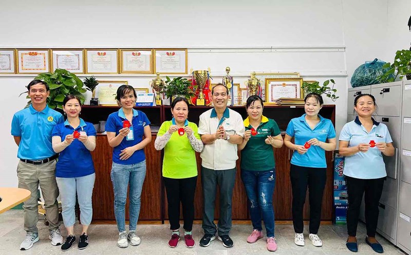 Công ty Cổ phần TKG Taekwang Vina tặng gần 50 chỉ vàng 9999 cho công nhân. Ảnh: Hà Anh Chiến