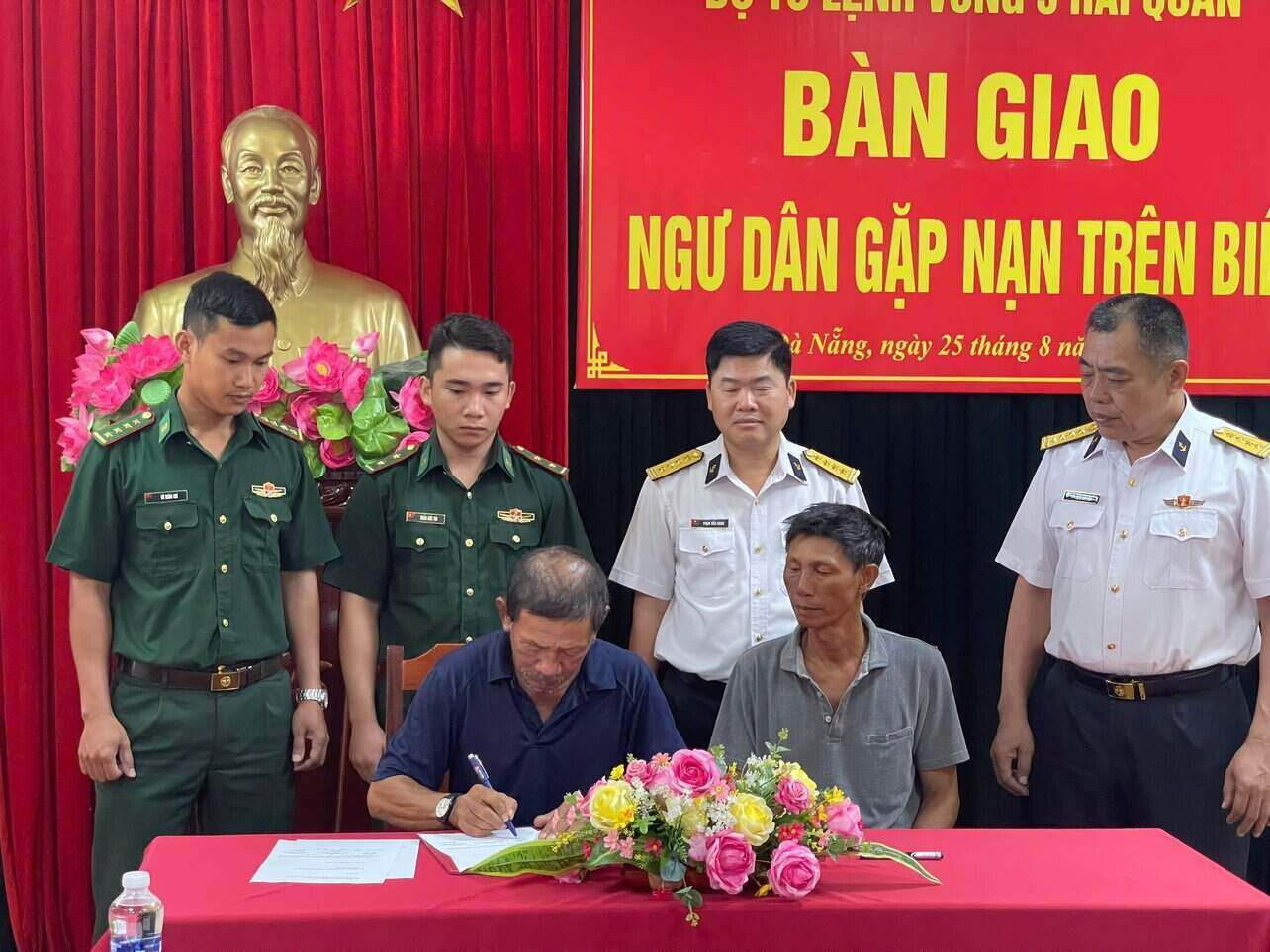 The handover took place on the morning of August 25. Photo: Mai Huong