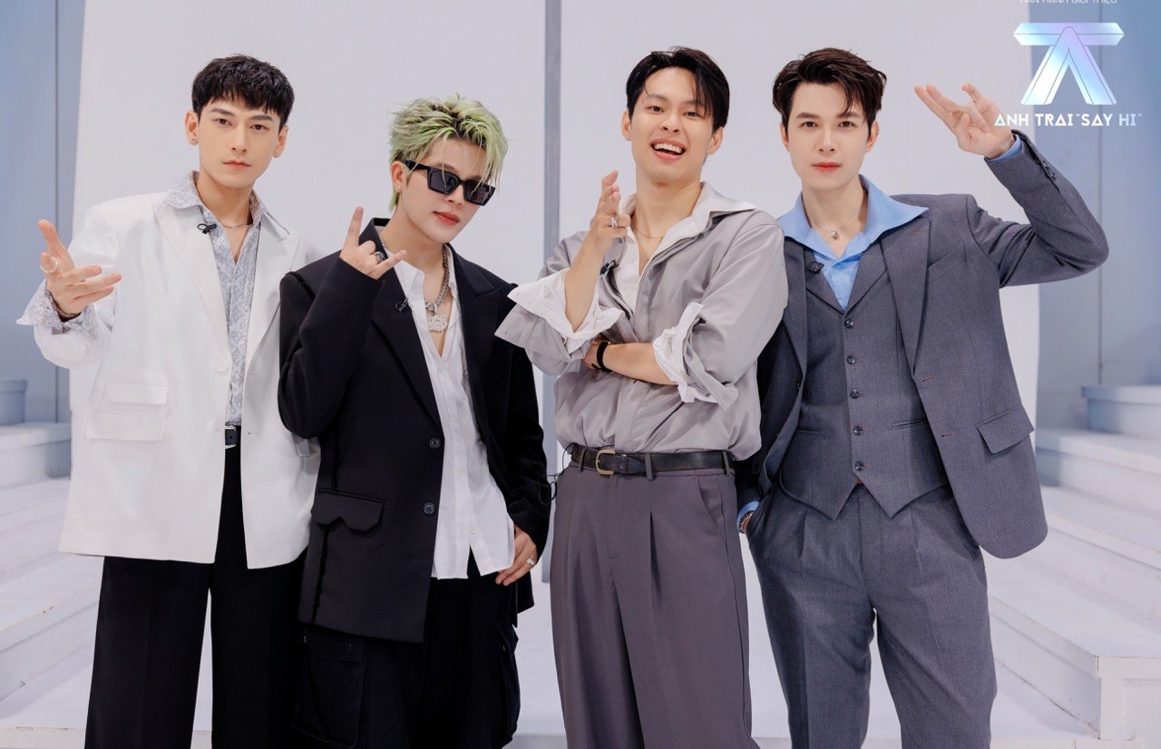 Các Anh trai say hi nhóm Anh Tu Atus. Ảnh: NSX.