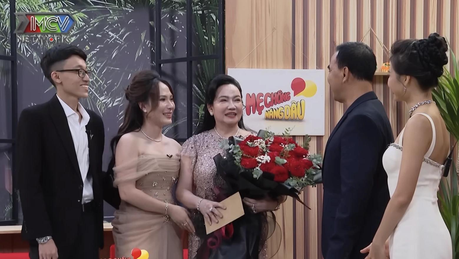 Mẹ con bà Kim Thanh tại chương trình Mẹ chồng nàng dâu. Ảnh: NSX.