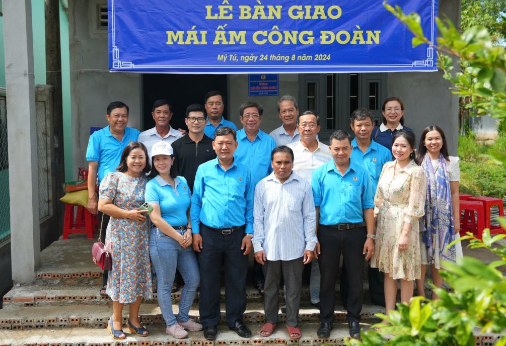 Lãnh đạo LĐLĐ tỉnh Sóc Trăng, TPHCM bàn giao nhà Mái ấm Công đoàn cho đoàn viên Thạch Thanh Tuấn. Ảnh: LĐLĐ tỉnh Sóc Trăng


 

