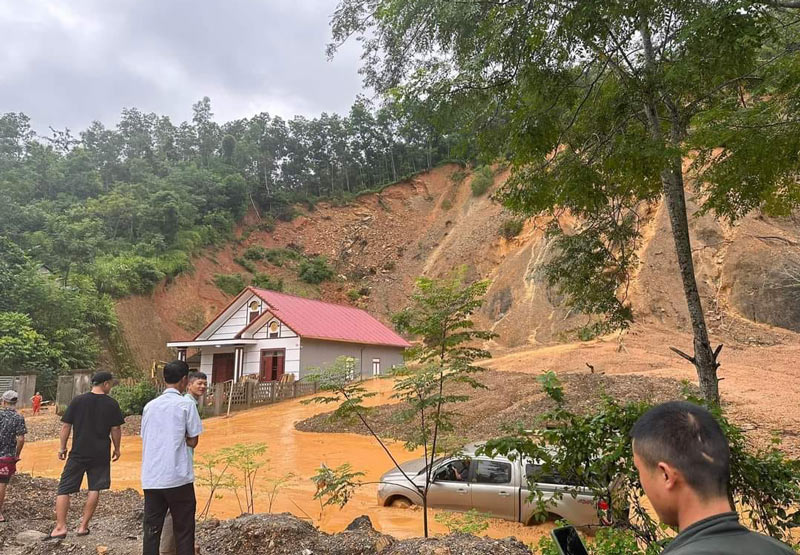 In the National Highway 3 area, a large amount of rock and soil fell from high hills, causing traffic congestion for many hours. Photo: Provided by people.