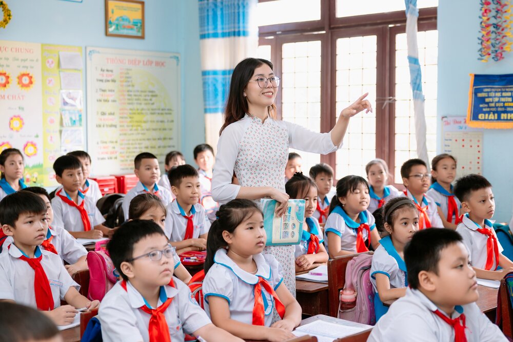 The work "Teacher guides students to watch a short video introducing a new lesson" by author Hoang Thi Thu Uyen, a grassroots trade union member of Nghia Thuan Primary School, Tu Nghia won the vivid photo award.