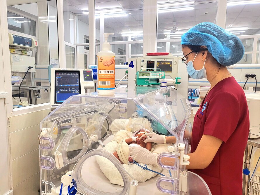 The work "Nursing Department of Pediatrics taking care of premature babies" by author Nguyen Thi Kim Ny, a union member at Quang Ngai Obstetrics and Pediatrics Hospital, won second prize selected by the jury.  