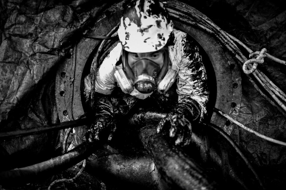 The work: "Exit" by author Tong Xuan Thu, a grassroots trade union member of Binh Son Refining and Petrochemical Joint Stock Company, won the photo prize with an impressive shooting angle.