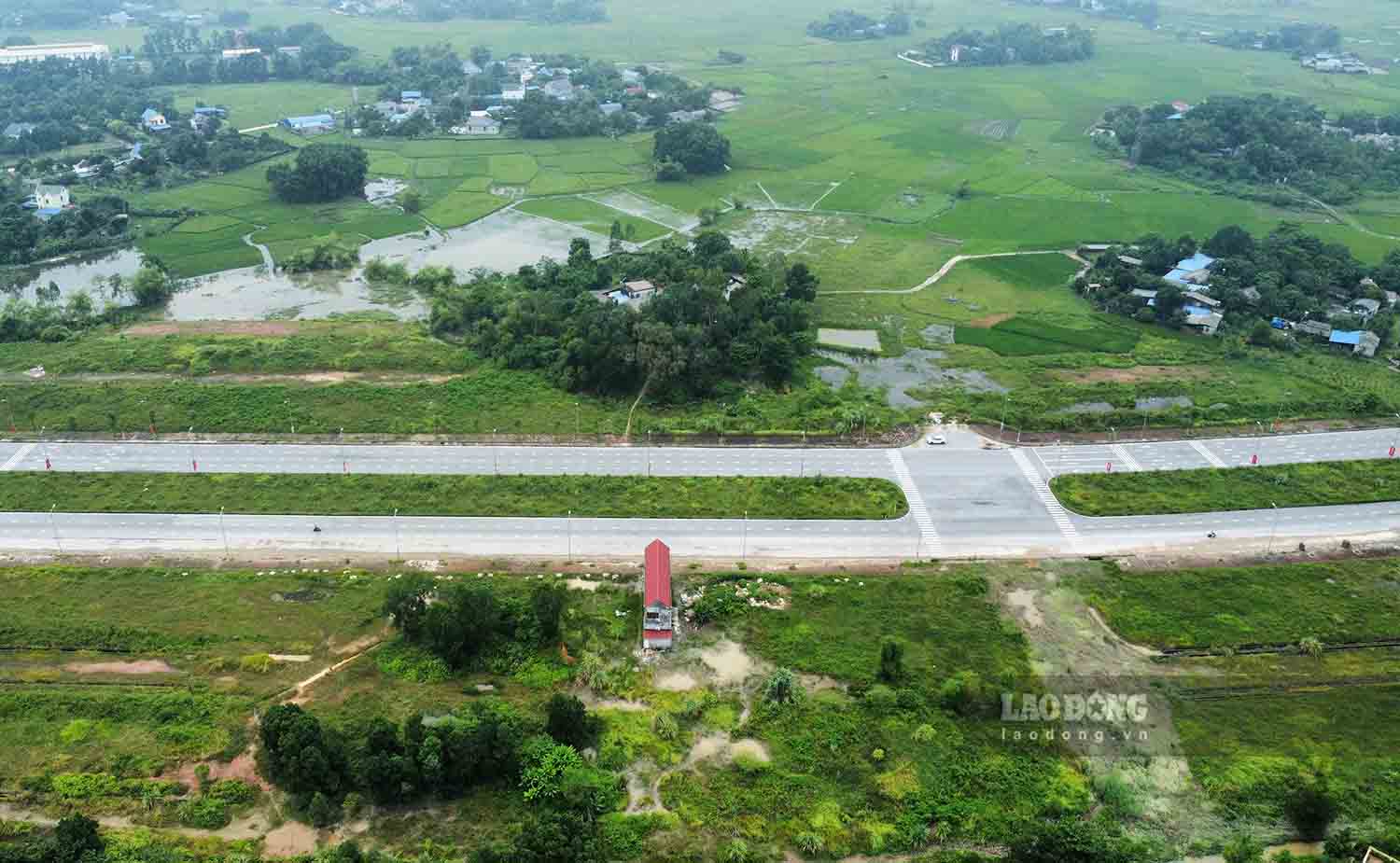 Trước đó, thông tin tới PV, ông Lưu Văn Thắng - Chủ tịch UBND phường Cải Đan xác nhận, hiện dự án Khu dân cư đường Thắng Lợi đang tạm dừng triển khai gần 3 năm nay. Địa phương sẽ tiếp tục có ý kiến đến UBND thành phố và chủ đầu tư để dự án sớm triển khai trở lại, ổn định cuộc sống người dân.